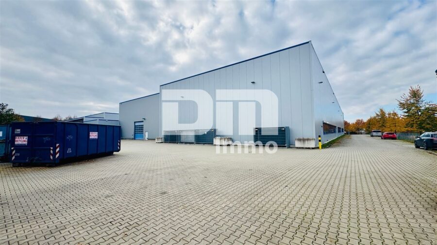 Moderne Produktions- & Lagerhalle mit Bürotrakt / Sozialräumen und Freiflächen in Kassel-Waldau - Rückansicht Halle / Freiflächen hinter dem Gebäude